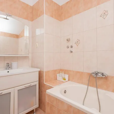 Appartamento Beautiful In With Wi-fi Makarska
